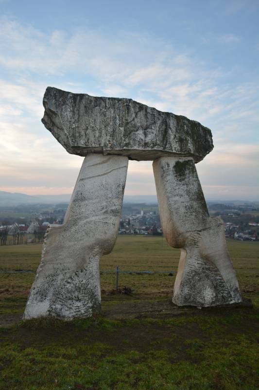 Do obejrzenia po drodze... Ren Tikal: Megalit - 'Brama', marmur, 1992.