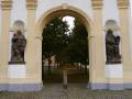 Krlky - Dolny koniec alei - bramaBrama (wraz z kaplicami przy alei) powstaa w roku 1704