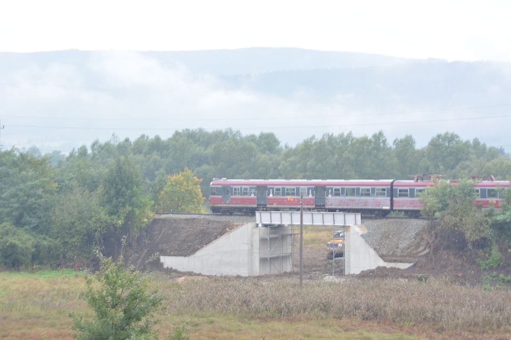 Nowy wiadukcik na szlaku kolejowym Bystrzyca Kodzka Przedmiecie - Dugopole Zdrj - jedzie kibel