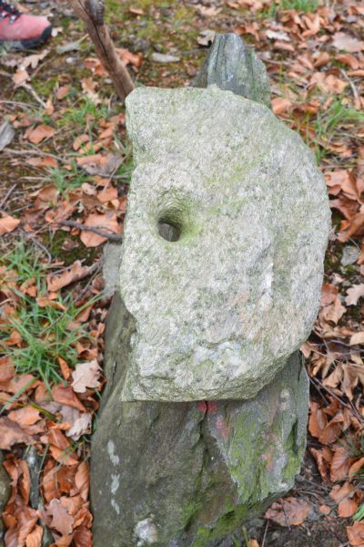 JZ_20181111_51976_grzeda_slupek_97_kamien_z_dziurka.jpg